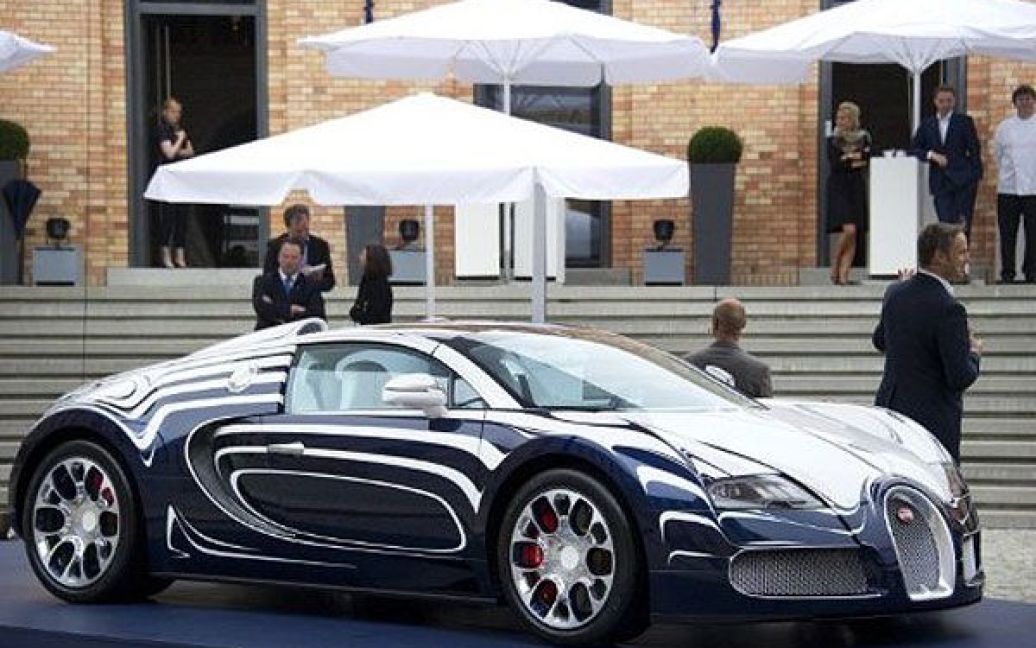 В Берліні відбулась презентація ексклюзивного суперкару Bugatti Veyron Grand Sport, який отримав назву "L&#039;Or Blanc" ("Біле золото"). / © AFP