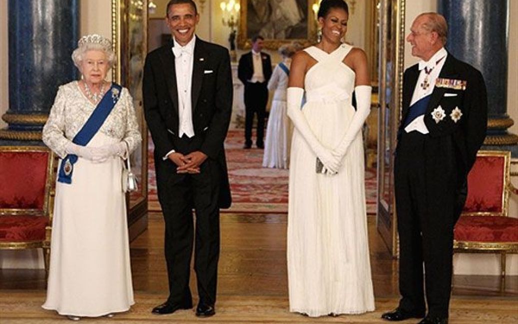 Великобританія, Лондон. Британська королева Єлизавета II та її чоловік принц Філіп, герцог Единбурзький, зустрічають президента США Барака Обаму і першу леді США Мішель Обаму в музичній кімнаті Букінгемського палацу. Барак Обама відвідав Великобританію з дводенним державним візитом. / © AFP