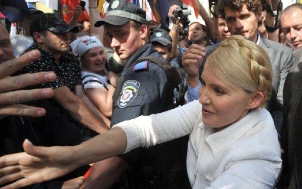 Перед Печерським судом в Києві, де слухається газова справа Тимошенко, зібралися тисячі прибічників екс-прем&#039;єра. / © AFP
