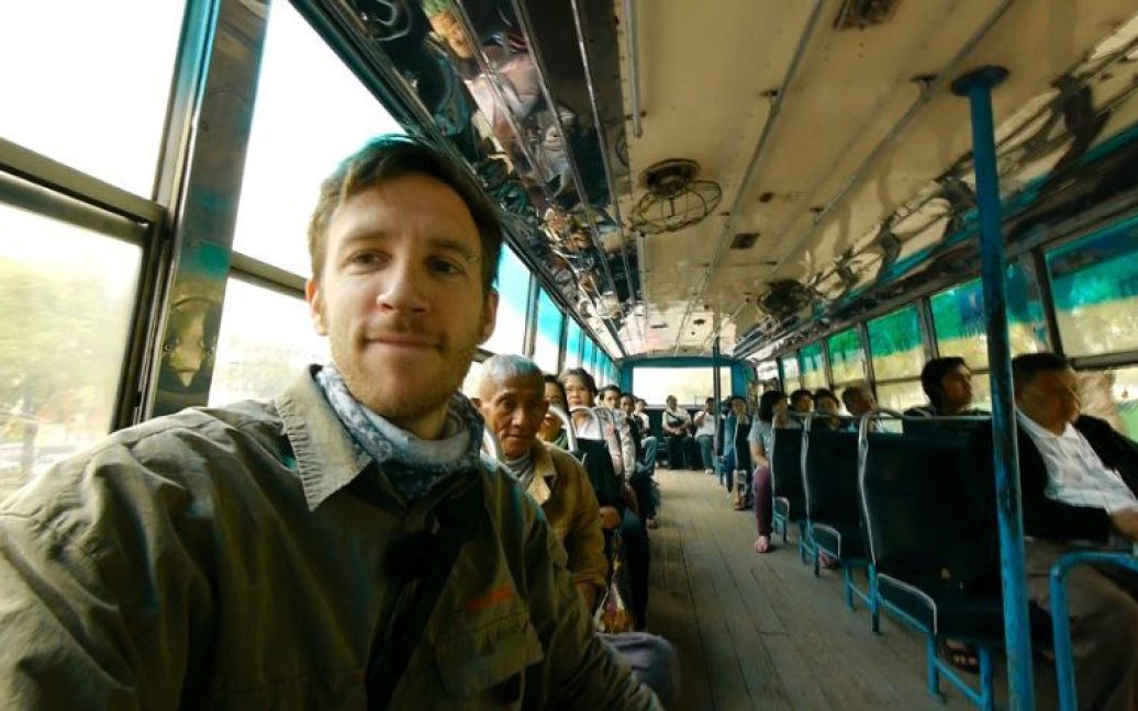 В Марокко журналіст користувався громадськими автобусами з дерев&#039;яними сидіннями, у Таїланді переміщався на таксі для бідняків під назвою "тук-тук", часто мандрував автостопом. / © swr.de