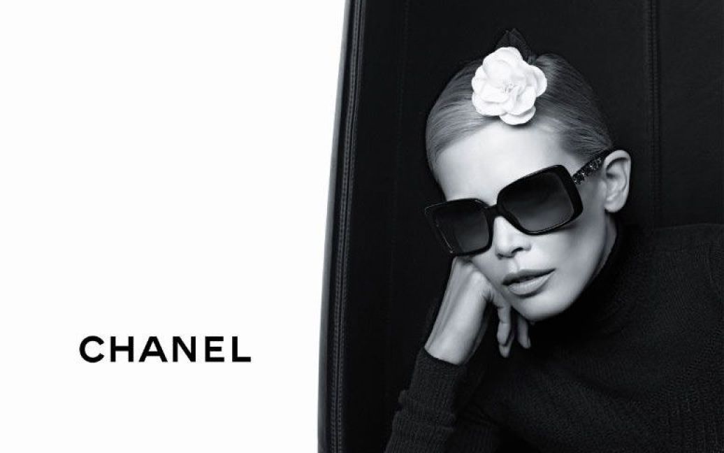Клаудія Шиффер в окулярах з колекції Chanel Eyewear 2011 / © 