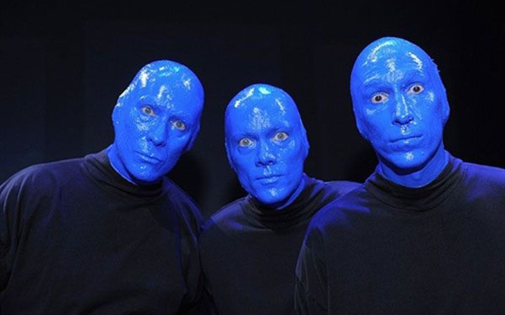 США, Нью-Йорк. Засновники гурту "Blue Man Group" Філ Стентон, Кріс Вінк і Метт Голдман позують для фото напередодні грандіозного шоу, яке відбудеться на честь 20-річчя возз&#039;єднання гурту. / © AFP