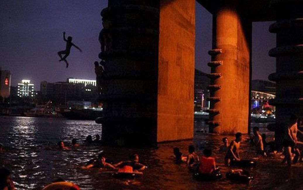 Китай, Ухань. Китайці охолоджуються від літньої спеки у річці Янцзи, доки денна температура в регіоні перевищила 36 градусів за Цельсієм. / © AFP