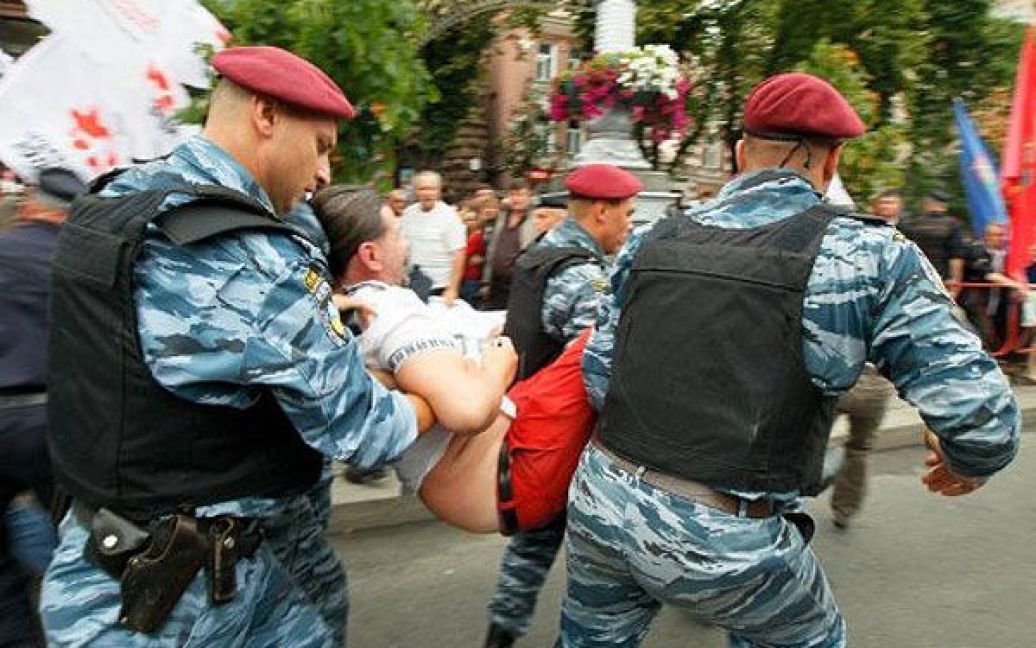 Деяких учасників мітингу працівники правоохоронних органів за руки й за ноги затягували до міліцейських машин. / © AFP