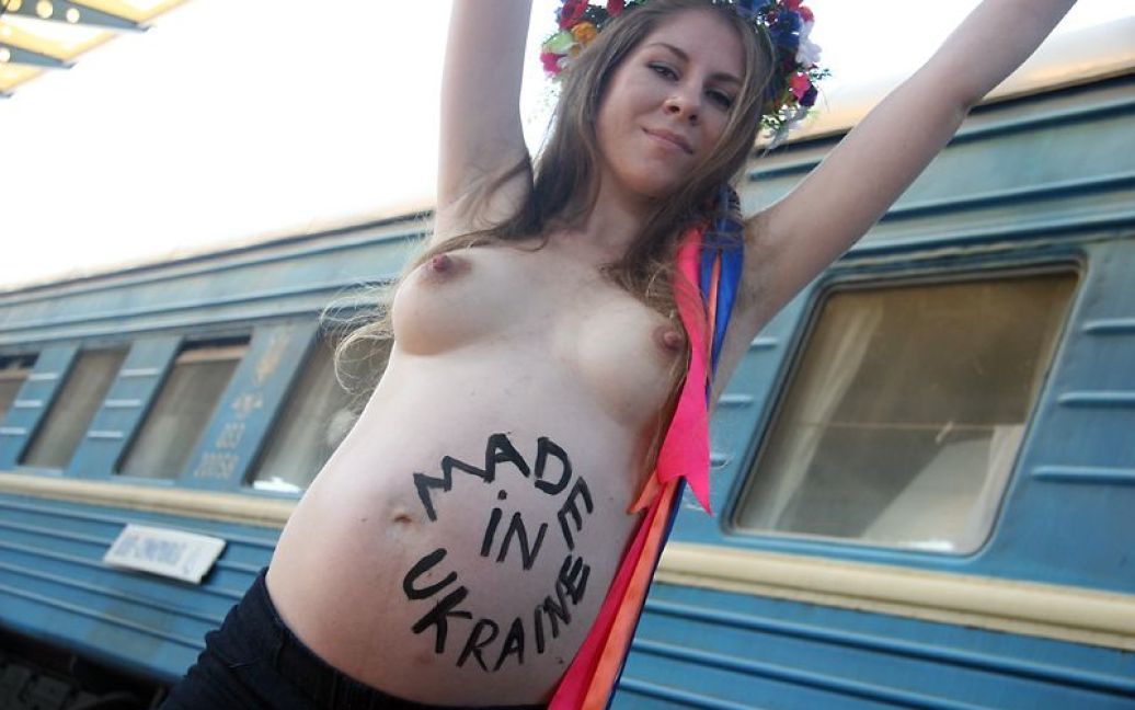 У моно-мітингу взяла участь вагітна на восьмому місяці активістка жіночого руху FEMEN. / © femen.livejournal.com