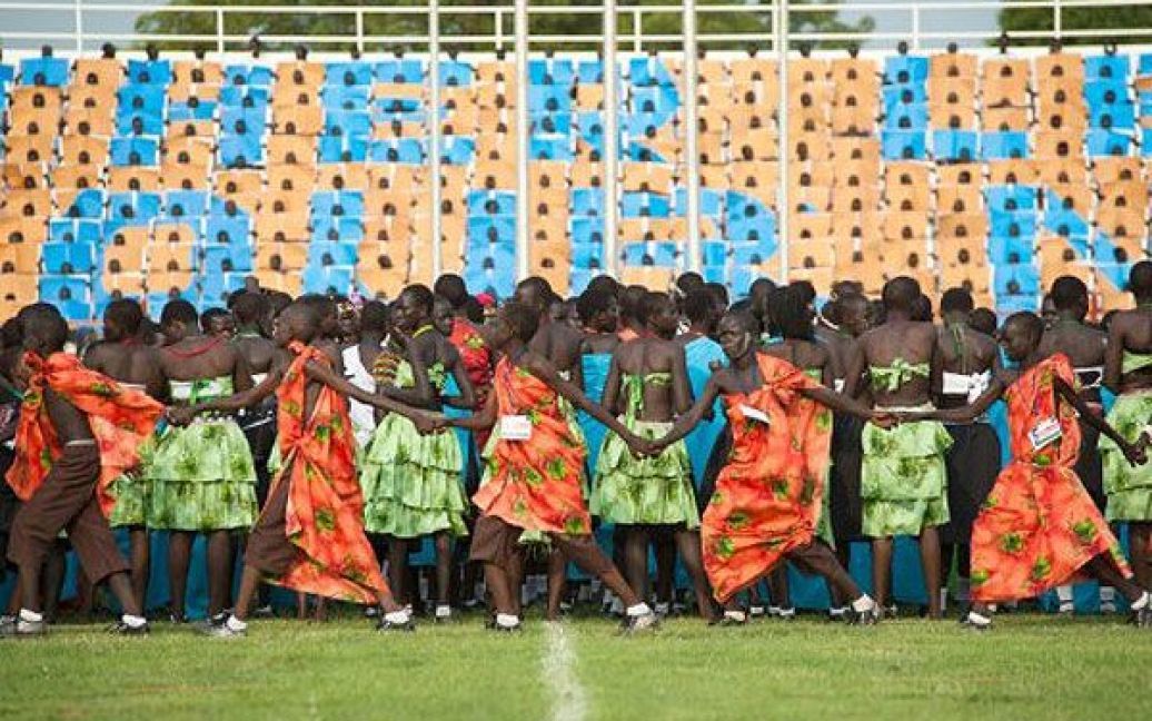 Судан, Джуба. Діти беруть участь у Молодіжному карнавалі, який провели на новому національному футбольному стадіоні в Джубі. Південний Судан офіційно оголосив про незалежність від Республіки Судан 9 липня. / © AFP