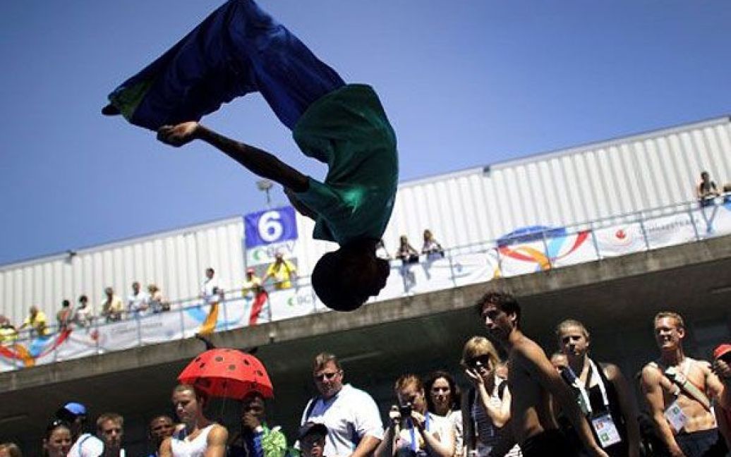 Швейцарія, Лозанна. Південноафриканський гімнаст стрибає під час відкриття 14-ої Всесвітньої гімнастеріади, яка стартувала в Лозанні. У найбільшій події в світі гімнастики беруть участь близько 20 тисяч спортсменів з 55 країн. / © AFP