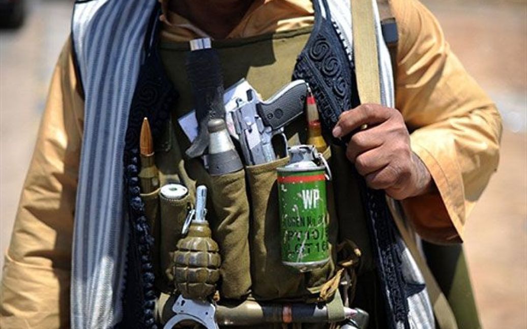 Лівійська Арабська Джамахірія, Аждабія. Лівійський повстанець здійснює перевірку патрулів за межами лівійського східного міста Аждабія, де тривають бойові дії між повстанцями та силами, лояльними до лідера країни Муаммара Каддафі. / © AFP