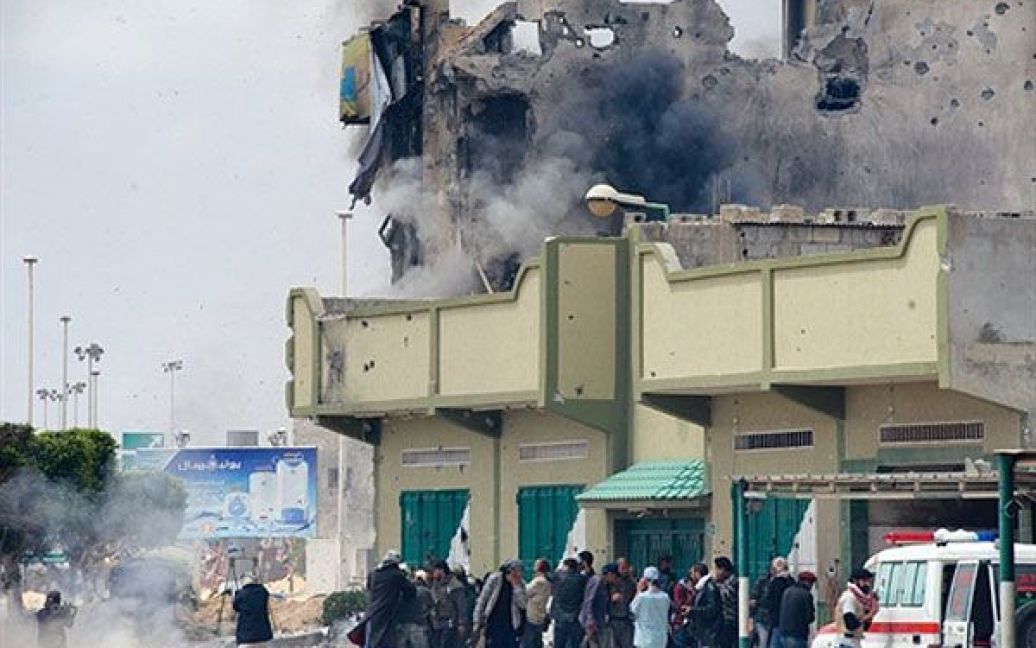 Лівійська Арабська Джамахірія, Місрата. Снаряд гранатомета потрапляє в будівлю, окуповану силами, вірними Муаммару Каддафі на Тріполі-стріт у місті Місрата. В місті тривають запеклі бої, повстанці намагаються витіснити сили Каддафі. / © AFP