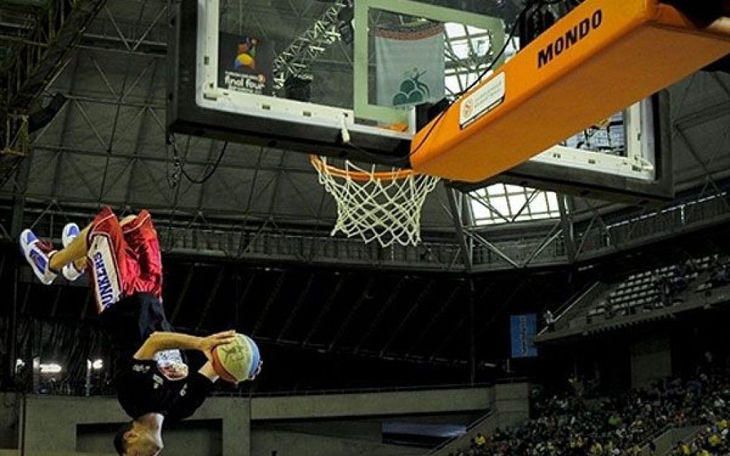 Іспанія, Барселона. Акробат виступає під час перерви у фінальному матчі баскетбольної Євроліги "Маккабі Електра" проти "Панатінаїкоса" в Барселоні. / © AFP