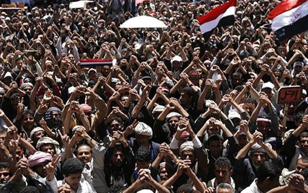 Ємен, Сана. Антиурядові демонстранти підімають руки під час акції протесту проти президента Ємену Алі Абдалли Салеха в центрі Сани. / © AFP