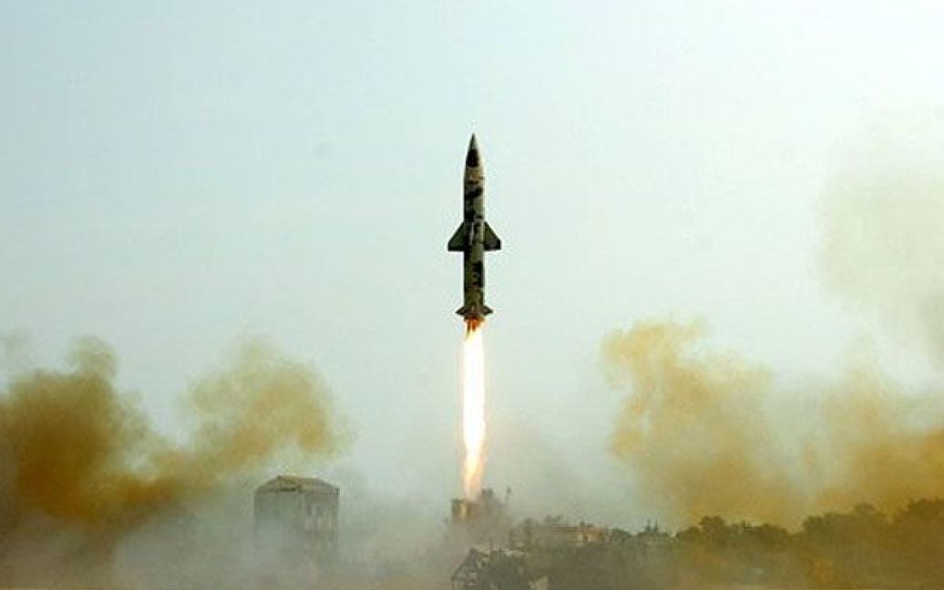 Індія, Чандіпур. На тимчасовому полігоні у Чандіпурі відбувся запуск ракети класу "земля-земля" Прітхві (P-II). Ракета, яку запустили зі стартового комплексу, здатна вражати цілі на дальності 350 км. Фото AFP/MOD / © AFP