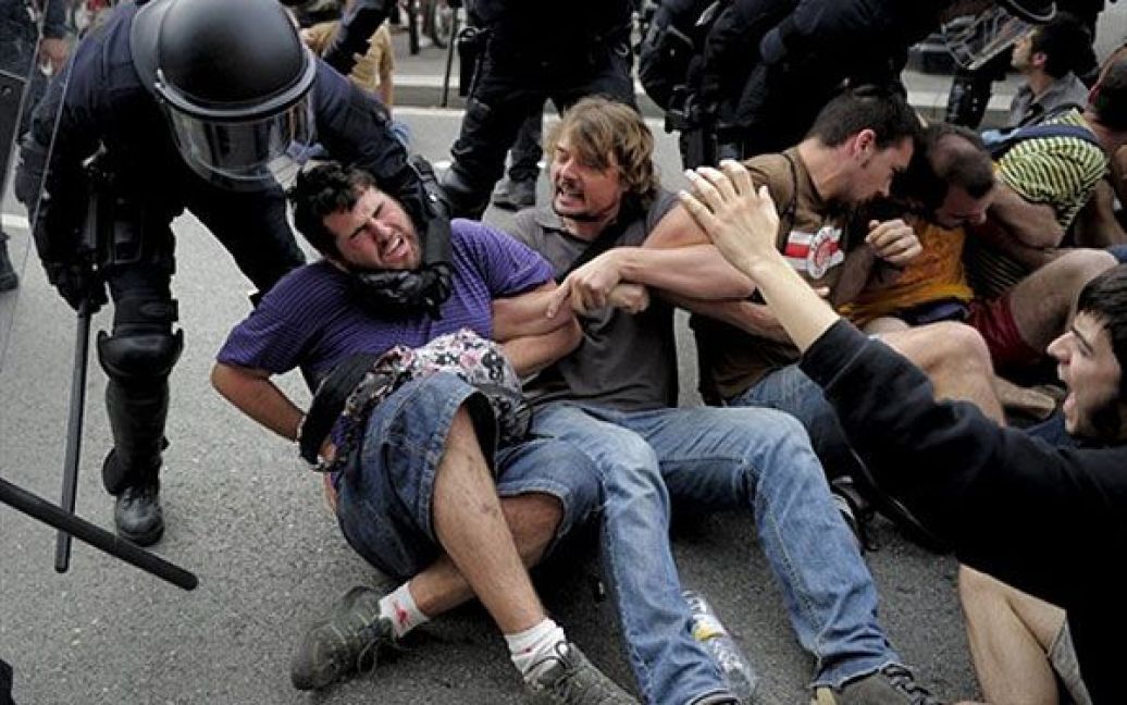 Іспанія, Барселона. Поліція затримує демонстрантів під час спроби ліквідувати наметове містечко на площі Каталонії в Барселоні. В Іспанії тривають масові акції протесту проти економічної кризи та безробіття в країні. / © AFP
