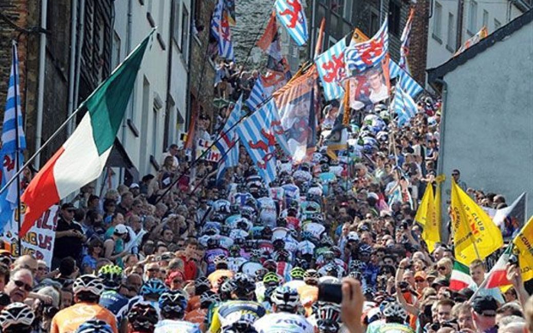 Бельгія, Анс. Сотні велосипедистів взяли участь у 97-ій велогонці "Льєж-Бастонь-Льєж", маршрут якої складає 255,5 км. / © AFP