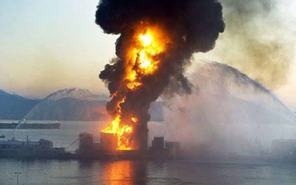 Гібралтар. Танкер з нафтою вибухнув в порту Гібралтар. Круїзному судну "Незалежність морів", яке стояло неподалік, довелось вийти в море для безпеки. / © AFP
