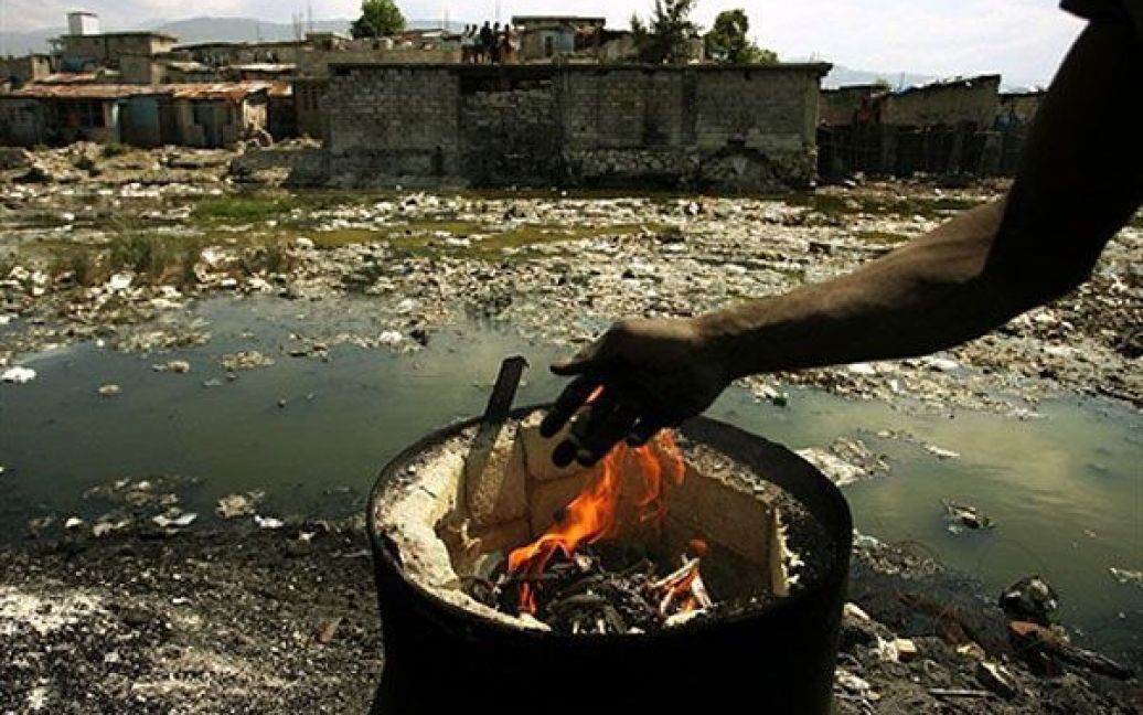 Гаїті, Порт-о-Пренс. Працівниця майстерні, яка виробляє алюмінієві каструлі у нетрях Місто Сонця у Порт-о-Пренсі. / © AFP