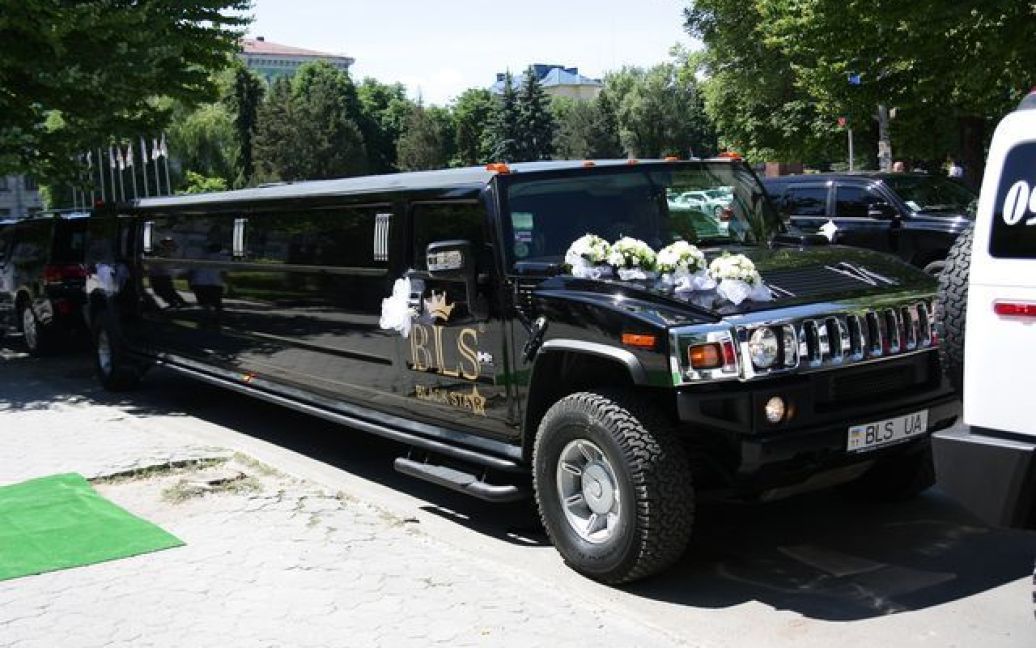 Наречені прибули на лімузинах "Хамер". / © Погляд