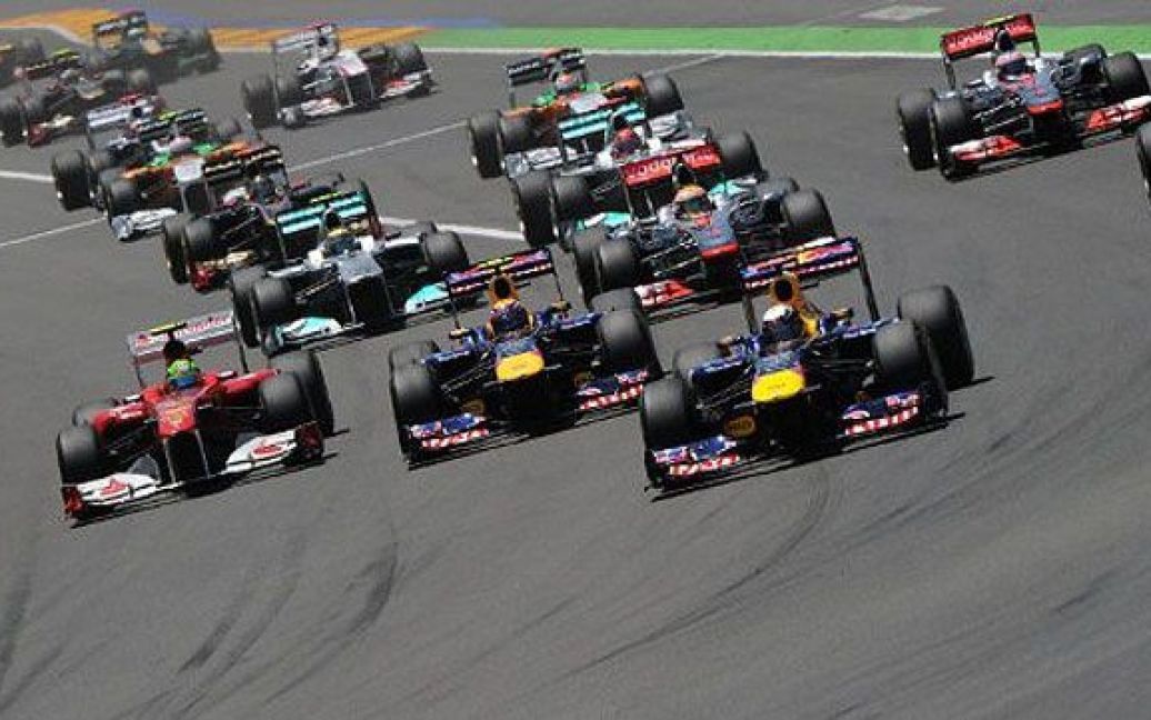 Іспанія, Валенсія. Німецький пілот команди Red Bull Racing Себастьян Феттель веде гонку на треку Валенсія-стріт під час європейського Гран-прі Формули-1. / © AFP