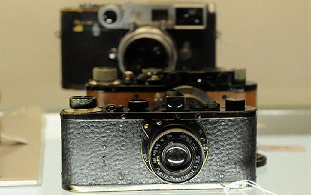 Австрія, Відень. Сьома камера з "нульової" серії Leica виставлена на аукціоні West Licht Photographica у Відні. Всього було випущено 25 подібних камер для тестування ринку в 1923 році, за два роки до комерційного впровадження компанії Leica. Камеру продали за 1,57 млн дол США. / © AFP