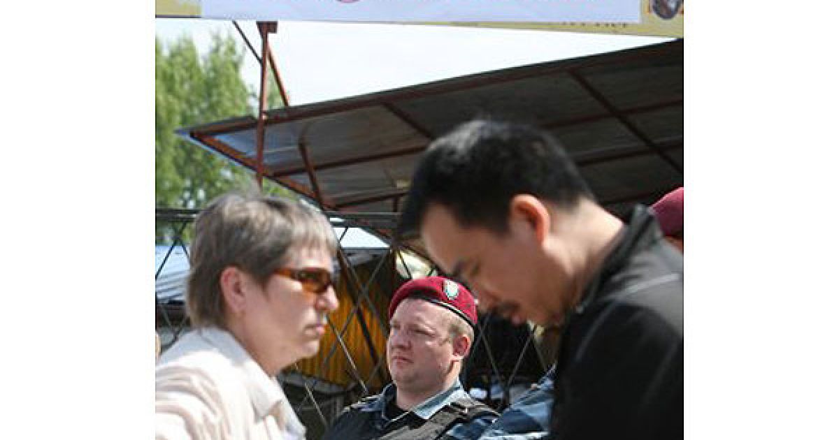 На ринку "Лісовий" в Києві знову сталася невелика сутичка між підприємцями та представниками правоохоронних органів. / © УНІАН