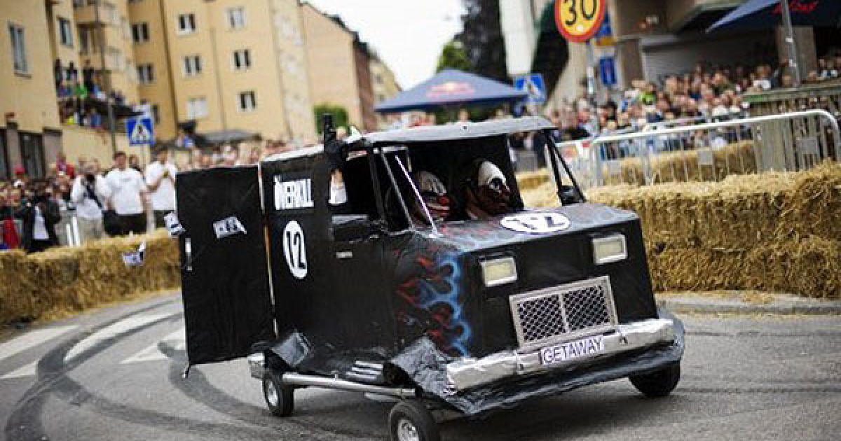 В Стокгольмі провели перегони на саморобних "мильницях" Stockholm Red Bull Soapbox 2011. / © AFP