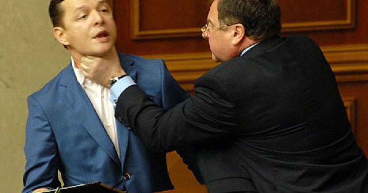 Перший віце-спікер Маритнюк схопив депутата Ляшка руками за горло і перекинув його через дверцята до президії. / © УНІАН