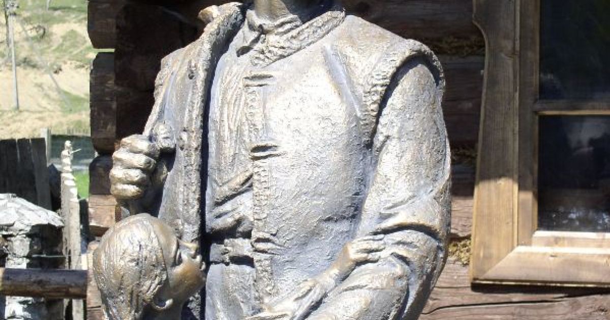 Перший в Україні пам&#039;ятник заробітчанам встановили у закарпатському селі Колочава. / © karpatnews.in.ua