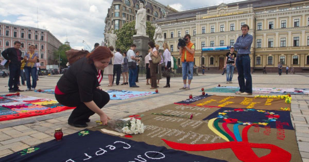 На Михайлівській площі у Києві проводять акцію "Імена", присвячену Всесвітньому дню пам&#039;яті людей, які померли від СНІДу. / © Украинское Фото
