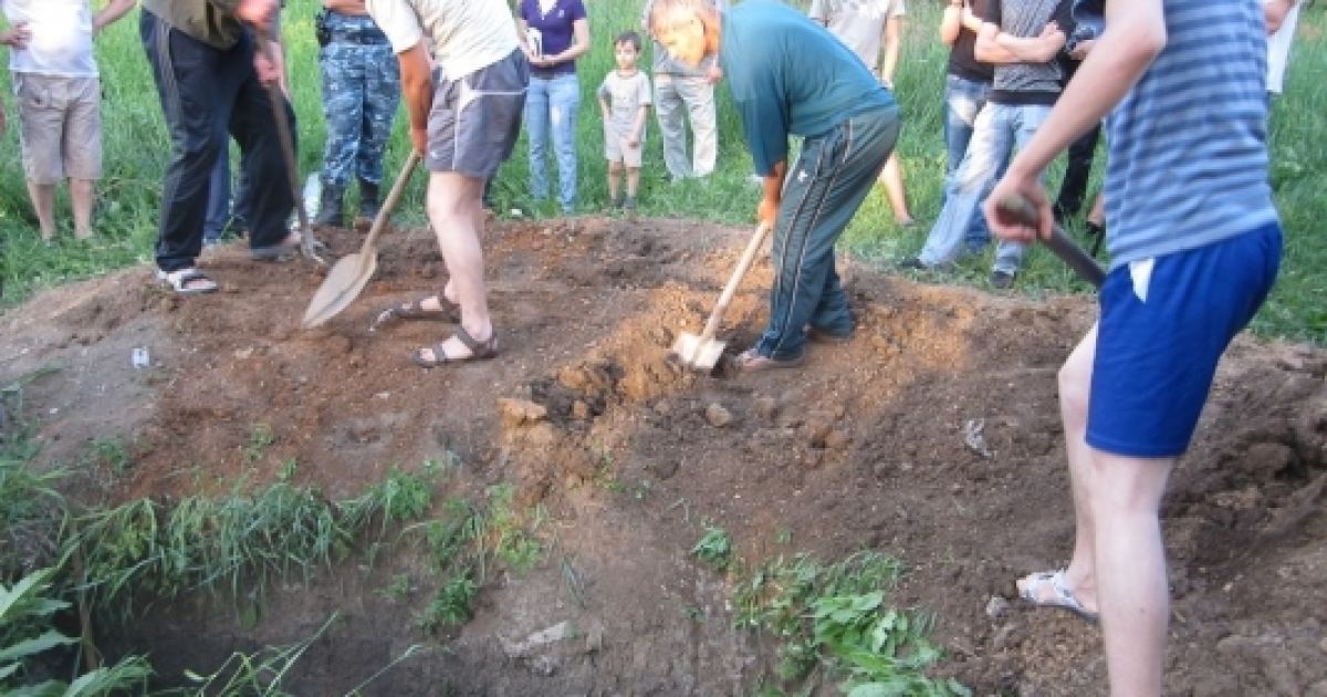 Почали закопувати "небіжчика"-добровольця рівно о 19.00. Попередньо забили труну цвяхами. / © gazeta.ua