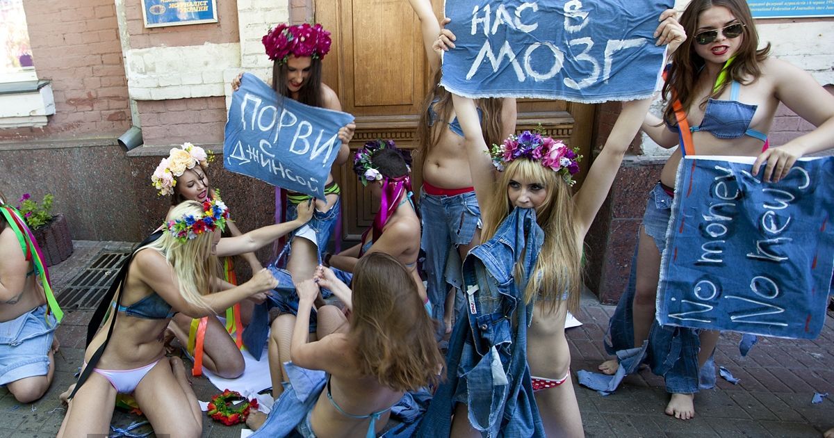 Жіночий рух FEMEN провів акцію "Геть джинсу!", присвячену Дню журналістики.