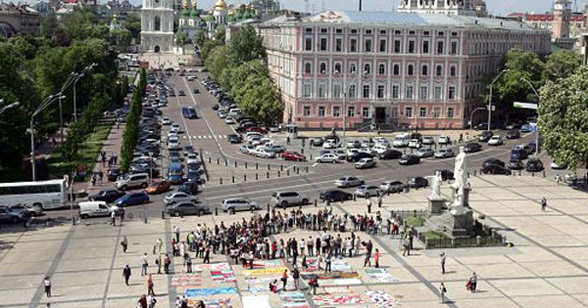 На Михайлівській площі у Києві проводять акцію "Імена", присвячену Всесвітньому дню пам&#039;яті людей, які померли від СНІДу. / © УНІАН