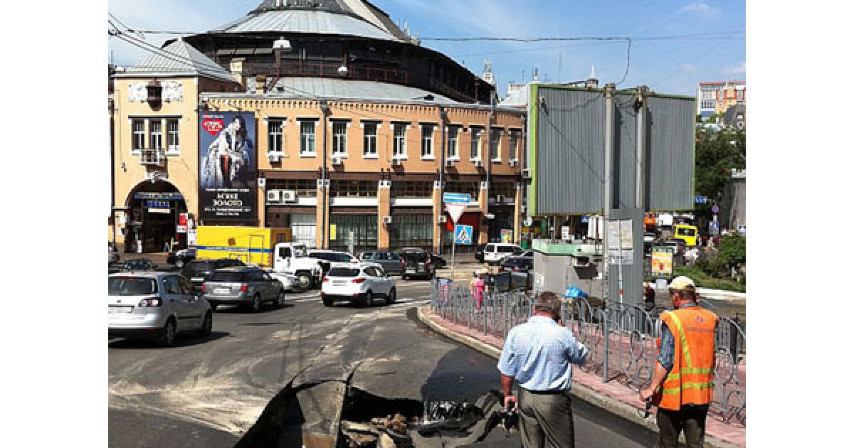 Через прорив труби біля Бесарабського ринку в центрі Києва утворився 4-метровий провал. / © Українська правда