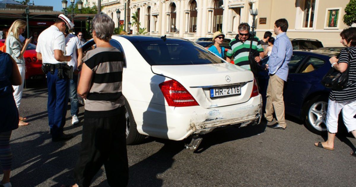 В Монако Дівчина за кермом Bentley переплутала педалі і врізалась в Aston Martin, а потім в Mercedes, Ferrari і Porsche. Фото dr.cat з місця подій / © forum.onliner.by