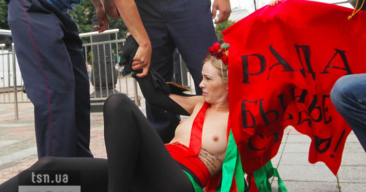 Активістки FEMEN влаштували під Верховною радою топлес-протест "Депутат, не бикуй!" проти пенсійної реформи.