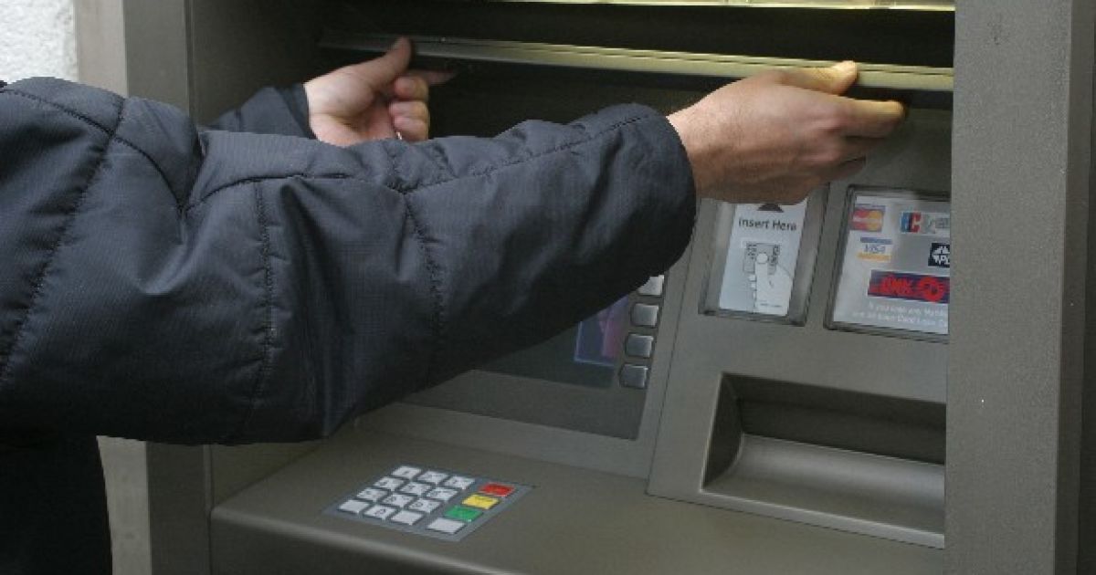 Грабіжники на тракторі викрали гроші разом із банкоматом