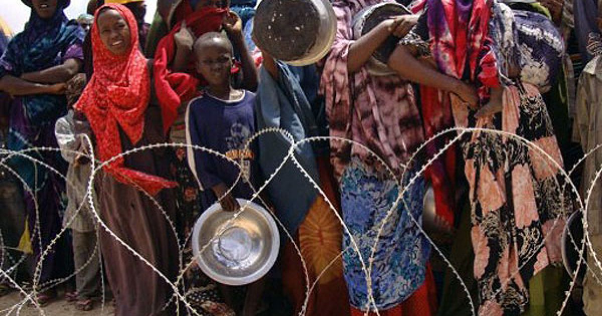 Сомалі, Могадішо. Внутрішньо переміщені сомалійці чекають на отримання пайків та продовольчої допомоги. Приблизно третина населення країни знаходиться на межі голодної смерті. Важкі бої спалахнули в столиці Сомалі Могадішо, коли урядові війська почали штурм повстанської фортеці. / © AFP