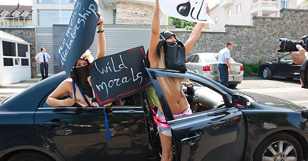 Наприкінці акції FEMEN закидав будівлю посольства батогами, якими влада Саудівської Аравії закликає чоловіків бити жінок за спробу сісти за кермо. / © Жіночий рух FEMEN