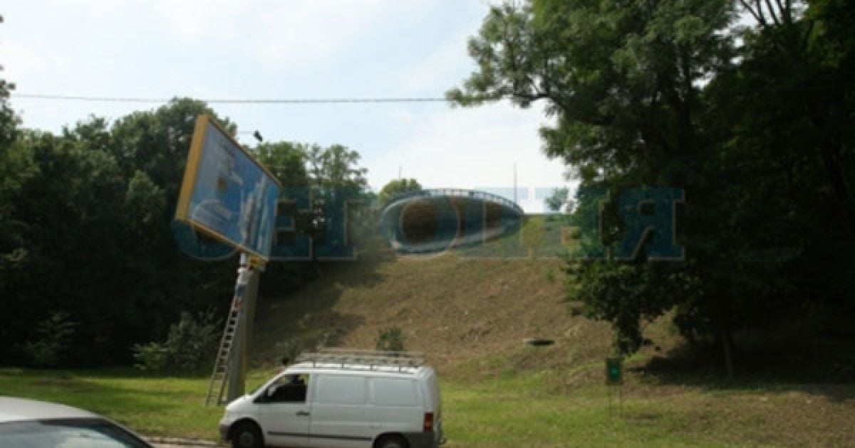 У Києві на Парковій алеї завершують будівництво вертолітного майданчика для президента Віктора Януковича. / © Сегодня