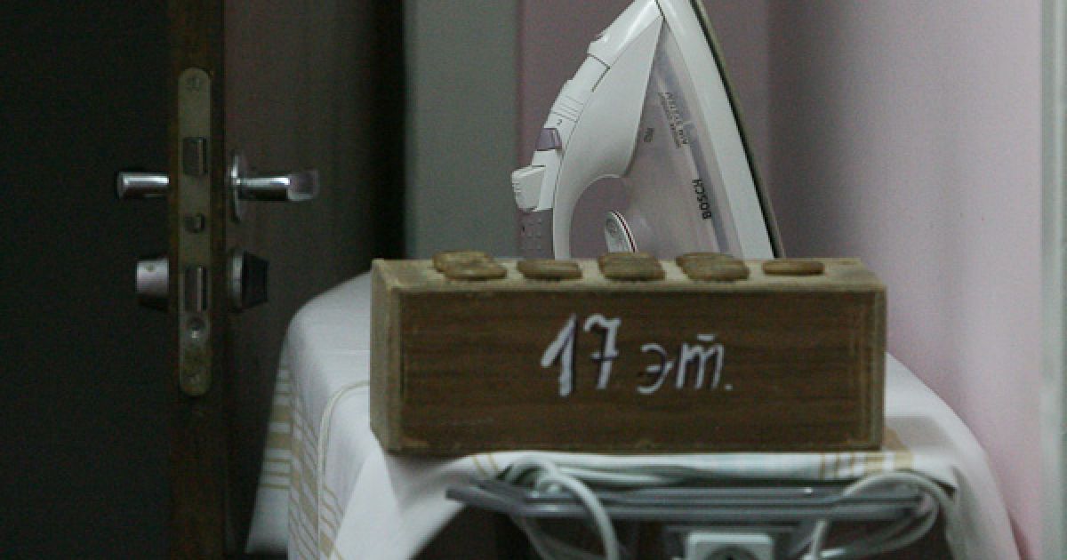 А ще на поверсі є праска. Кожен бажаючий депутат може випрасувати собі сорочку чи брюки.