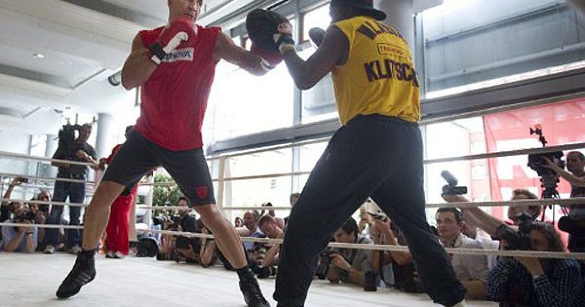 Німеччина, Гамбург. Українець, чемпіон світу за версіями IBF, IBO і WBO в суперважкій вазі Володимир Кличко під час тренування зі його американським тренером Емануелем Стюардом готується до бою з британським чемпіоном світу за версією WBA Девідом Хеєм. Бій за чемпіонський титул відбудеться 2 липня в Гамбурзі. / © AFP