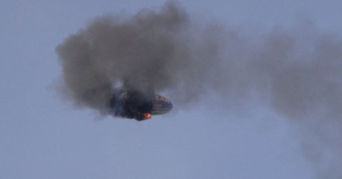 На південному заході Німеччини під час польоту загорівся дирижабль, пілот встиг врятувати пасажирів, але сам загинув. / © AFP