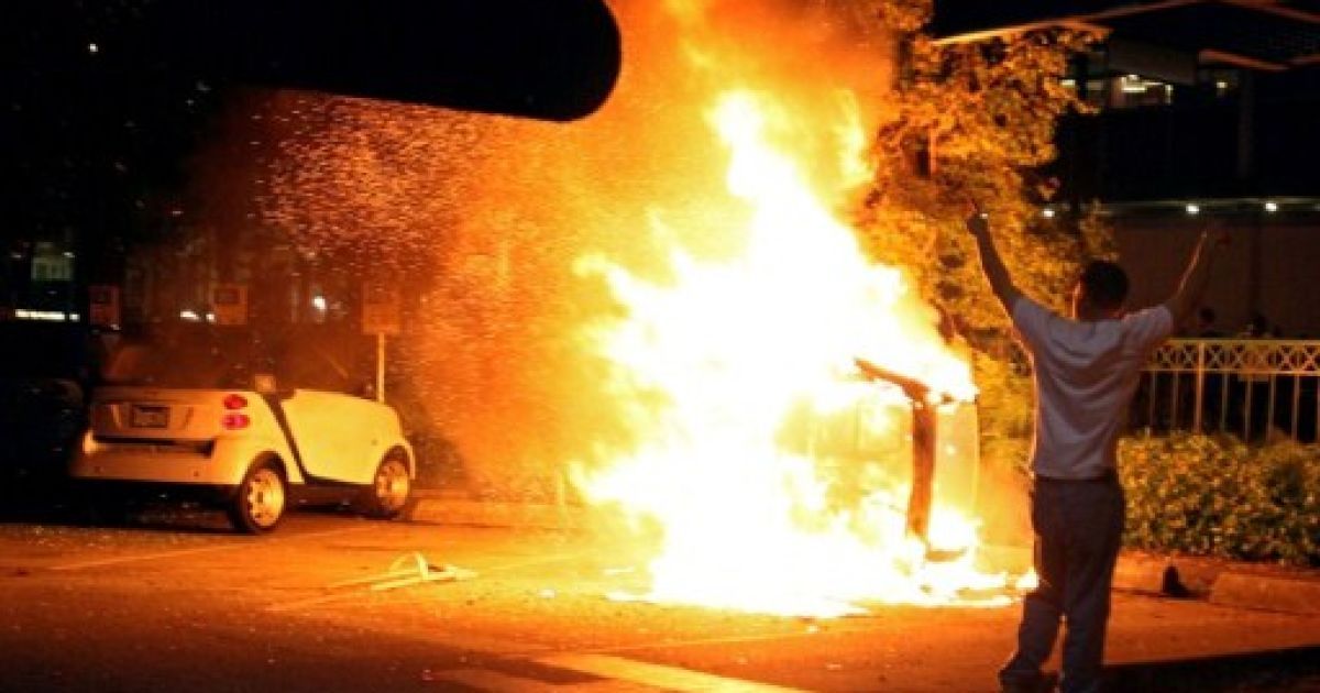 Після програшу "Ванкувер Кенакс" у фіналі Кубка Стенлі хокейні фанати влаштували погроми у Ванкувері. / © AFP