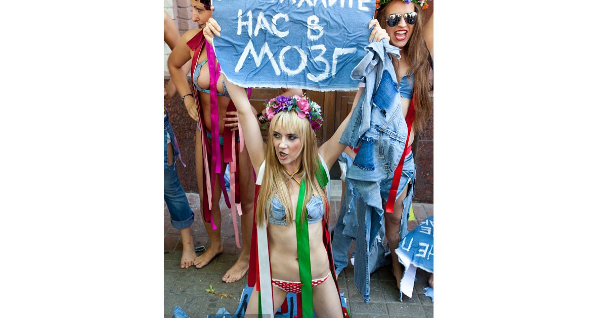 Жіночий рух FEMEN провів акцію "Геть джинсу!", присвячену Дню журналістики.