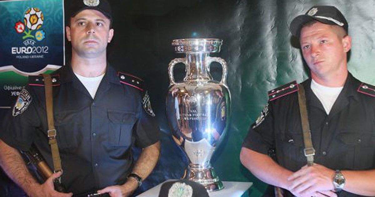 У Львові відбулась презентація головного трофею чемпіонату Європи з футболу Євро-2012 &mdash; Кубка УЄФА / © УНІАН
