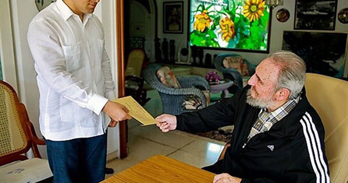 Куба, Гавана. Колишній президент Куби Фідель Кастро передає конверт зі своїм голосом Раулю Кастро Родрігесу, своєму онуку і особистому охоронцю свого брата і президента країни Рауля Кастро. На Кубі відбулись вибори нового керівництва Кубинської комуністичної партії. Фото AFP/HO/www.cubadebate.cu / © AFP