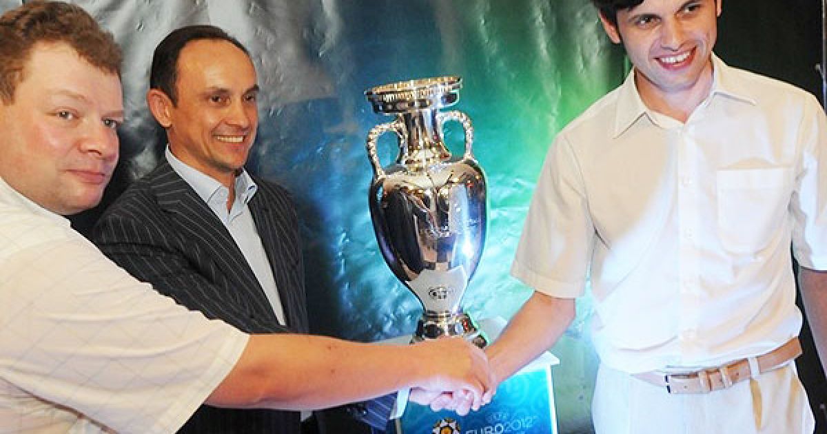 У Львові відбулась презентація головного трофею чемпіонату Європи з футболу Євро-2012 &mdash; Кубка УЄФА / © ZAXID.NET
