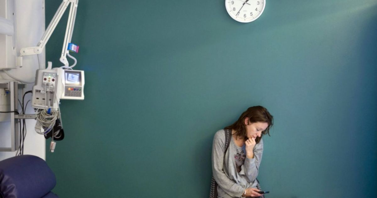 В "лікарняну фотосесію" увійшли не лише кадри з операційної. Свій репортаж Чарльз почав вести ще вдома, знімаючи, як напередодні операції з ним прощаються дружина і діти. / © swns.com