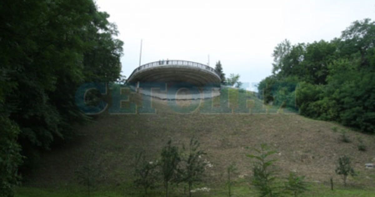 У Києві на Парковій алеї завершують будівництво вертолітного майданчика для президента Віктора Януковича. / © Сегодня