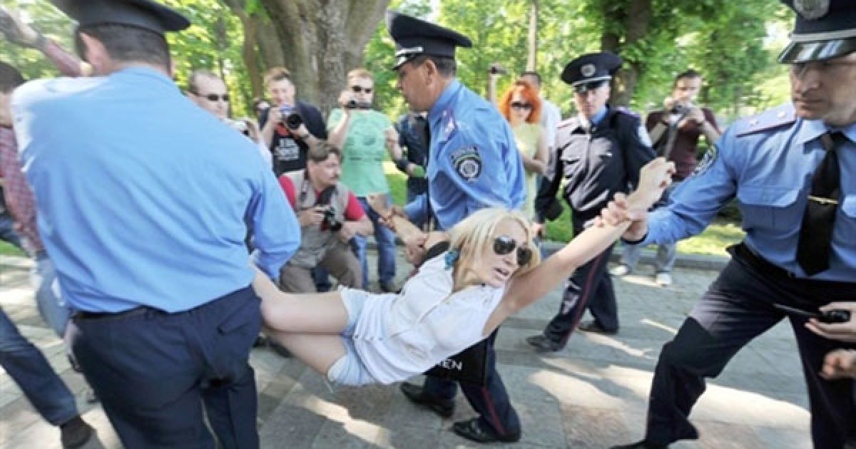 Україна, Київ. Співробітники міліції затримали трьох оголених активісток жіночого руху FEMEN, які намагались влаштувати топлес-протест перед мітингом опозиції біля стін Верховної ради України. / © AFP