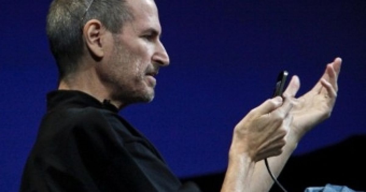 Стів_Джобс_та_iPhone4 / © AFP